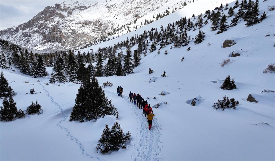 ADANAPOST FOTO GALERİ - Doğa sporcuları Aladağlar'ın karla kaplı eteklerinde sınırlarını zorluyor 7